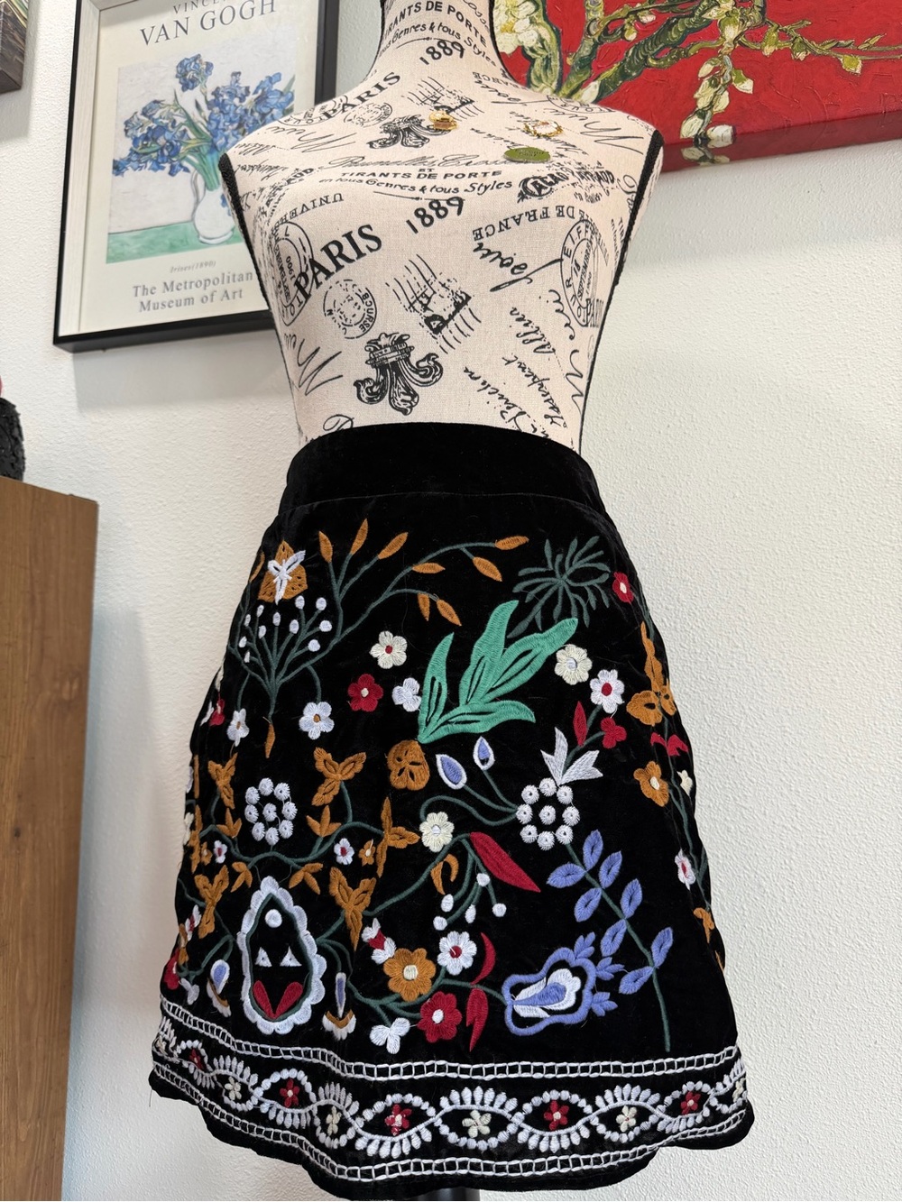 Romeo + Juliet Couture Black Velvet Embroided Floral Skirt Sise S